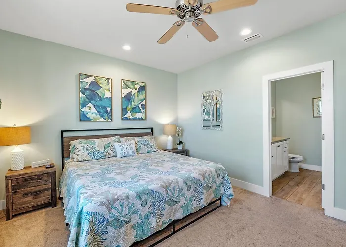 Prime Coral Dreams Walk To Pool Pets Near The Hangout Parking Holiday home *