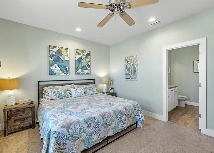 Prime Coral Dreams Walk To Pool Pets Near The Hangout Parking Holiday home *